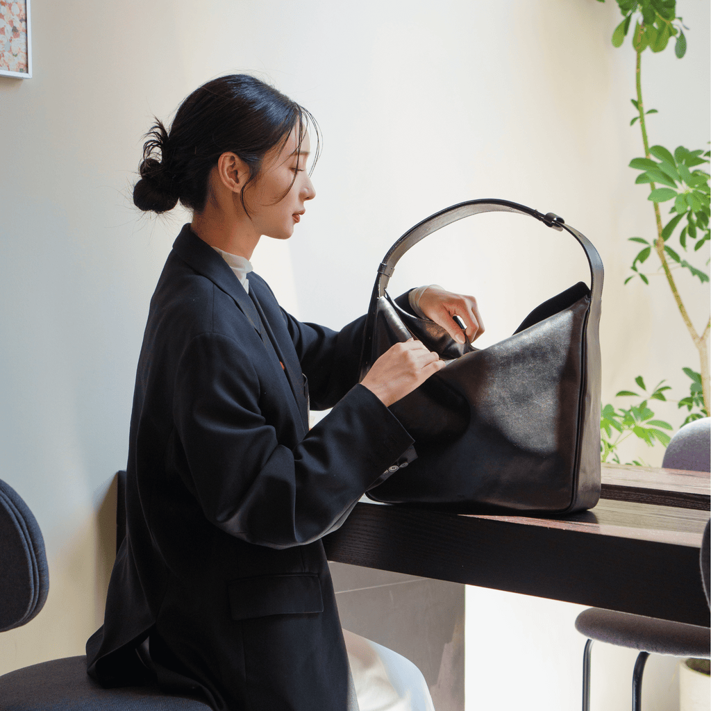 Neoul Crossbody Bag - Black