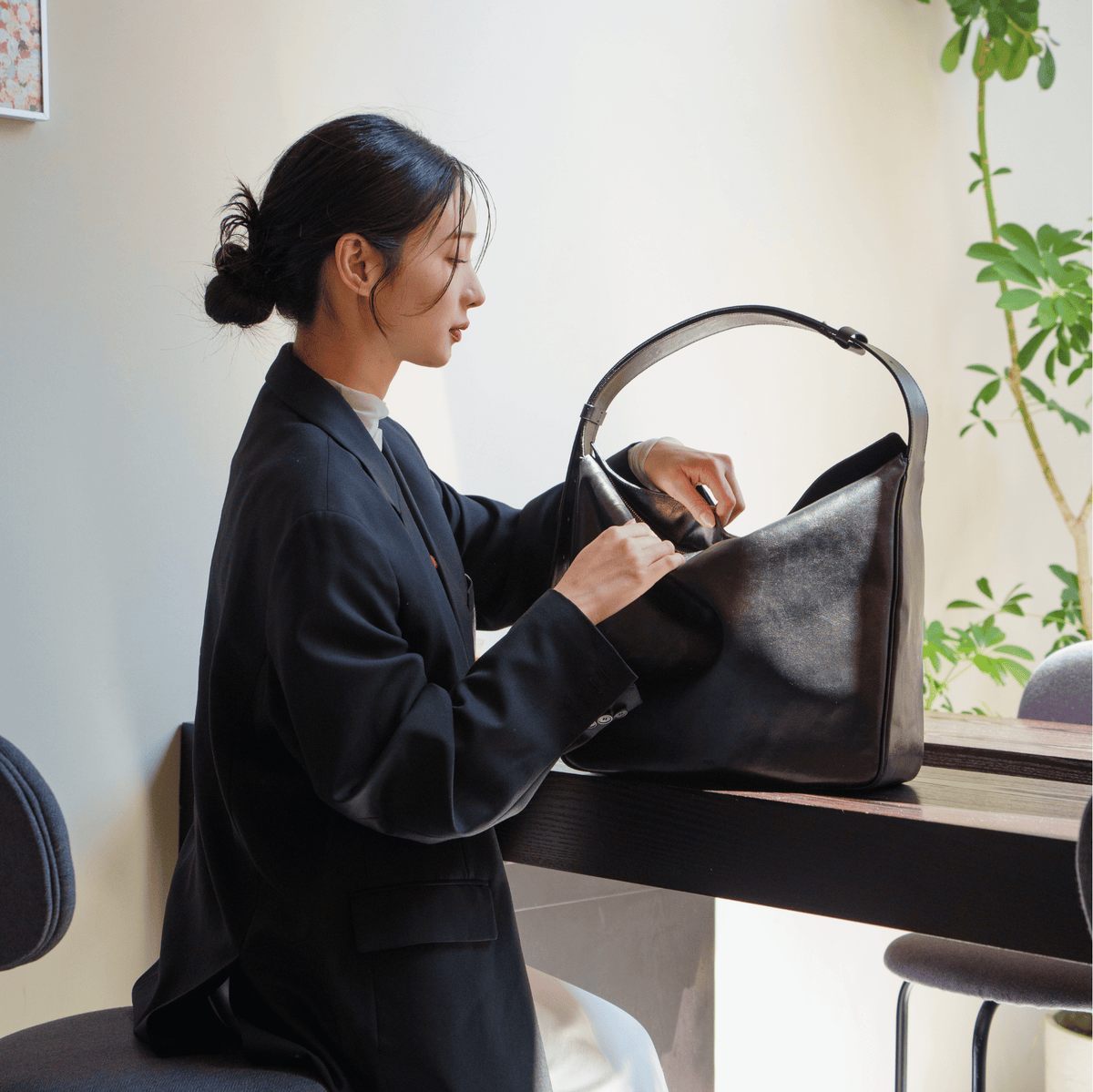 Neoul Crossbody Bag - Black