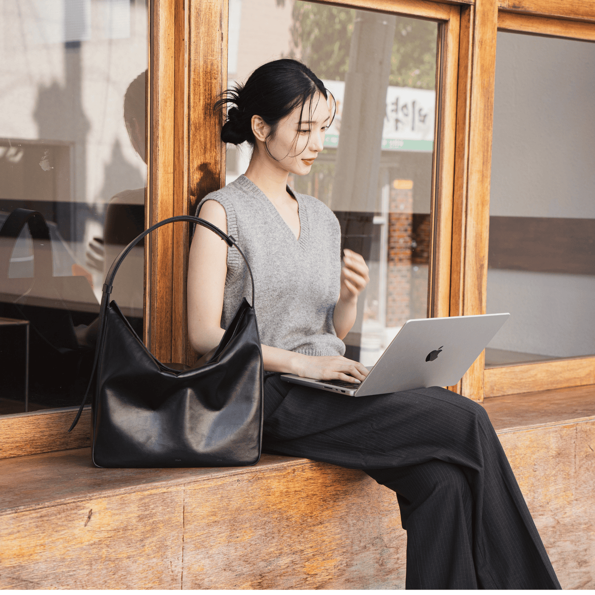 Neoul Crossbody Bag - Black